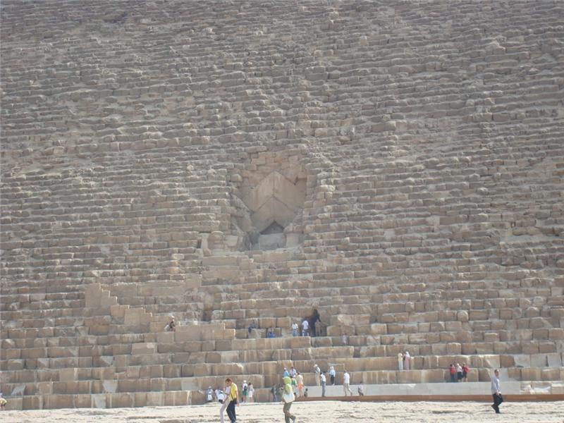 Заглубленный вход в пирамиду Хеопса.jpg