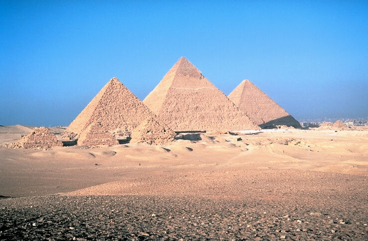 Пирамиды Микерина, Хефрена, Хеопса в Гизах XXVI век до н. э..jpg