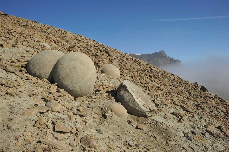 Каменные шары на склоне.jpg