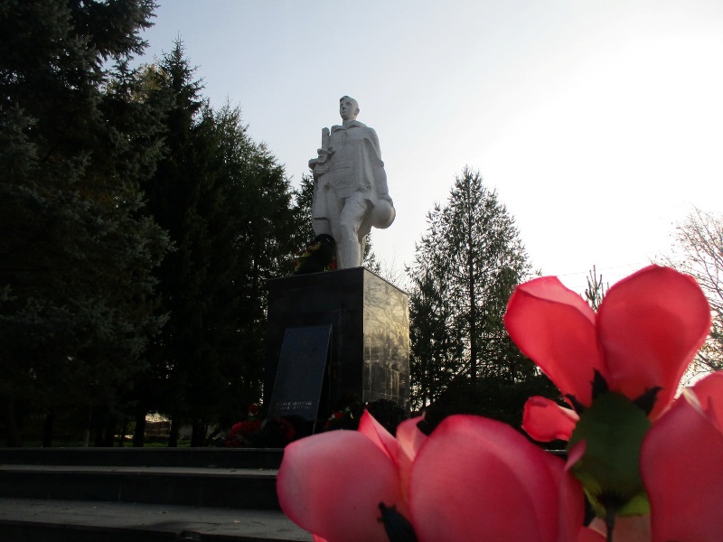 Монумент погибшим в годы ВОВ в Мантурово.JPG