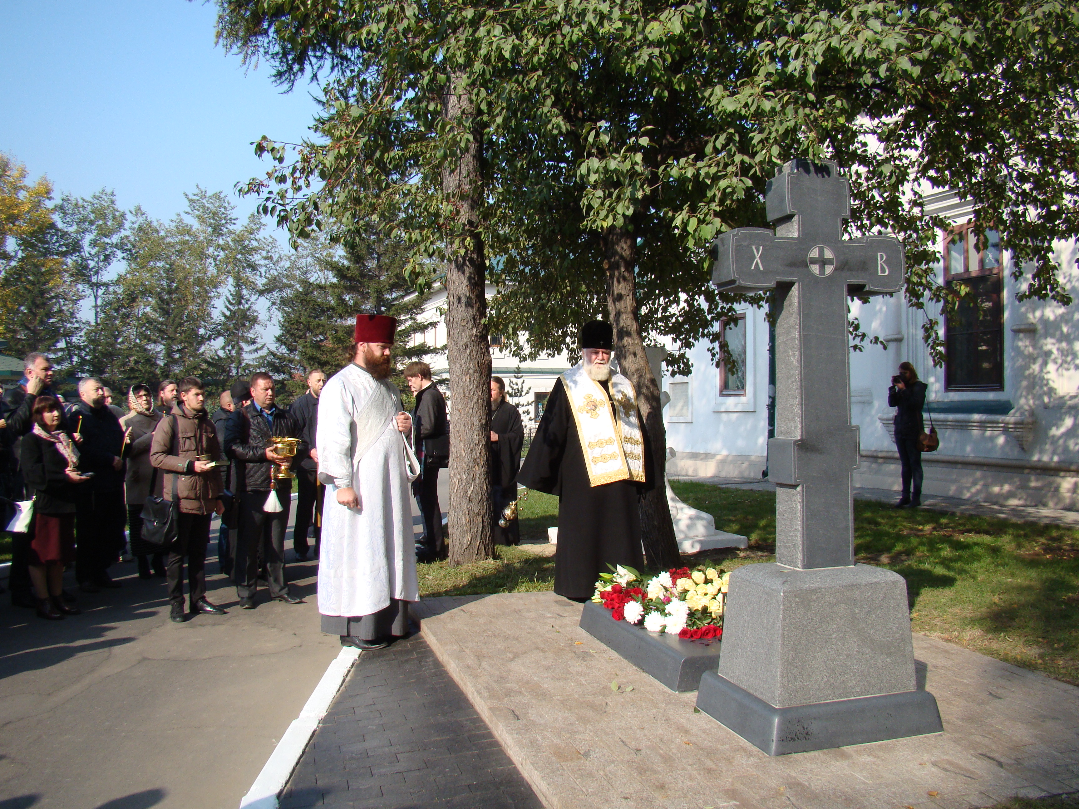 Открытие памятного креста на могиле Валентина Распутина.JPG