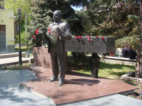 Памятник Ю.И. Богатикову в Симферополе Памятник Ю.И. Богатикову в Симферополе