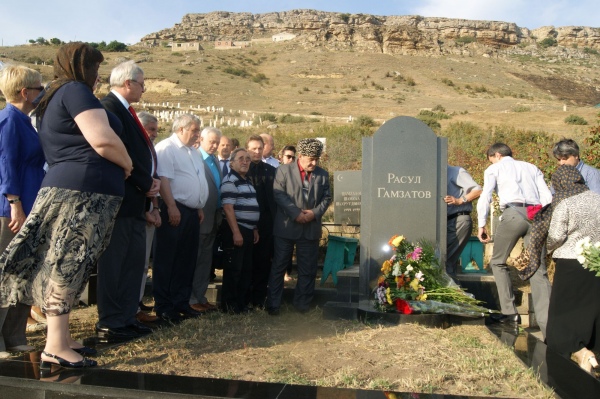 На могиле Расула ГАМЗАТОВА На могиле Расула ГАМЗАТОВА
