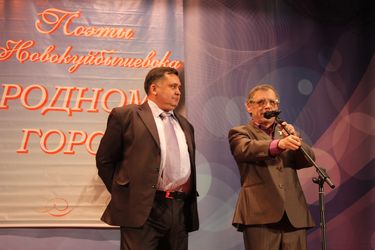 Гость вечера известный поэт и главный редактор Антологии «Вся Сибирь» Юрий Перминов (слева) и Евгений Семичев Гость вечера известный поэт и главный редактор Антологии «Вся Сибирь» Юрий Перминов (слева) и Евгений Семичев