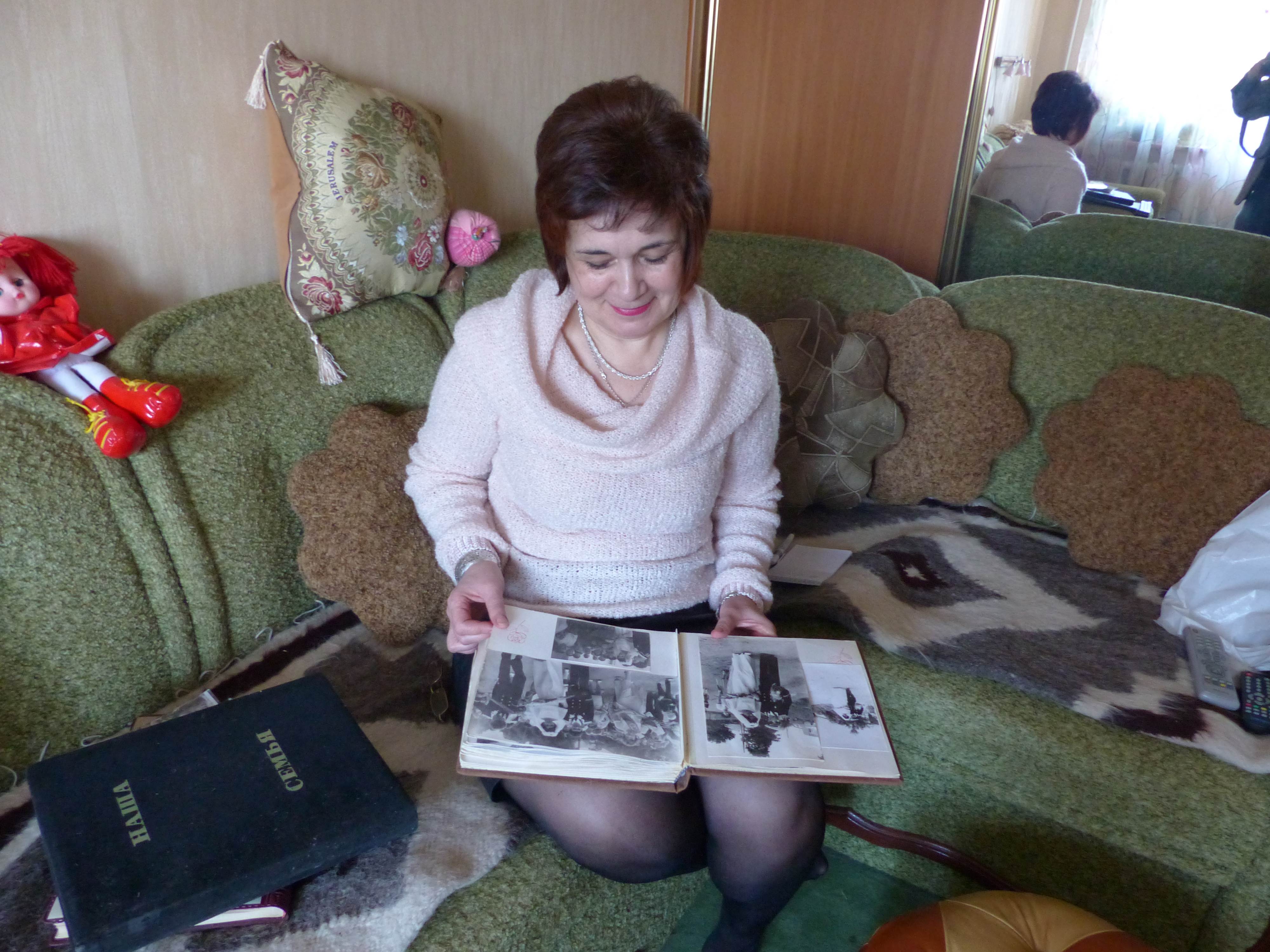 Наталья постоянно с любовью смотрит самые родные фотографии из альбома «Наша семья»…